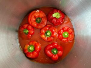 Gefuellte Paprika in Soße köcheln lassen